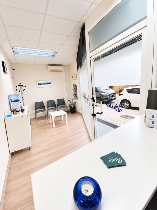Entrada i recepció del centre ABC amb el mostrador i la porta d'accés