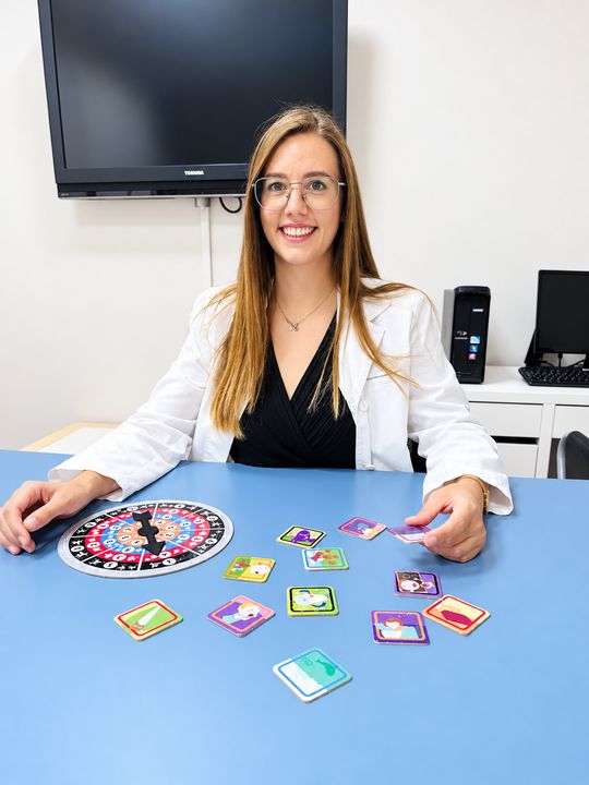 Professional d'ABC amb targetes i joc de ruleta sobre la taula de treball