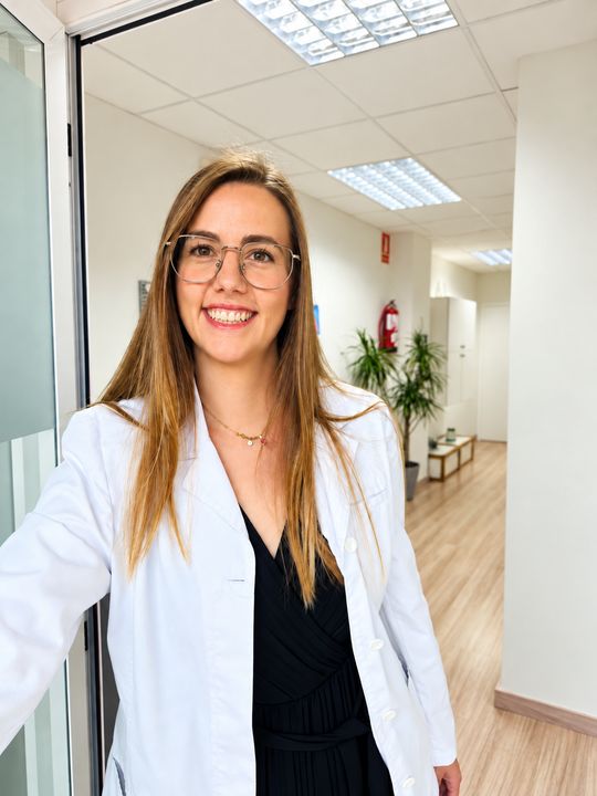 Professional d'ABC somrient al passadís del centre